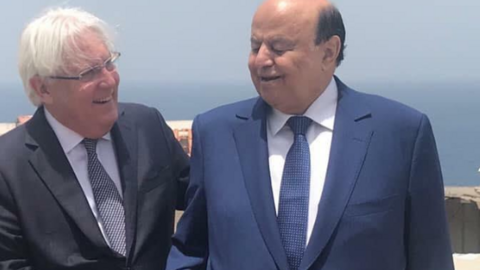 A la izquierda el enviado especial de la ONU para Yemen, Martin Griffiths, el presidente yemení, Abdo Rabbu Mansur Hadi, en Adén.