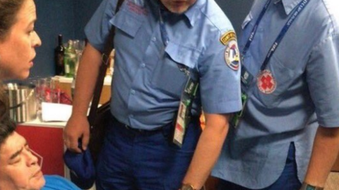 Maradona atendido por personal sanitario en Rusia.