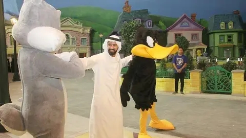 Bugs Bunny y Pato Lucas reciben a los visitantes. (EL CORREO)