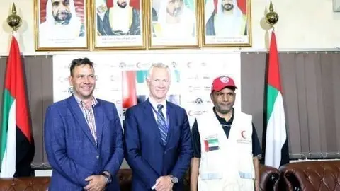 Saeed Al Ali, jefe de la Media Luna Roja de Emiratos, y Peter Drennan, secretario general adjunto de la ONU, durante su encuentro en Adén.(WAM)