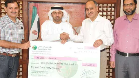 Hamad Obaid Al Zaabi, embajador de Emiratos en Pakistán, entregó el cheque a los responsables del Centro de Diabetes. (Embajada Emiratos Pakistán)