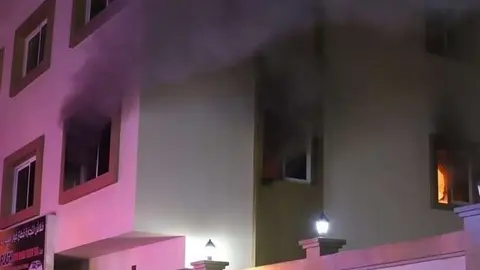 El humo sale por las ventanas de una vivienda en Umm Al Quwain. (Defensa Civil UAQ)