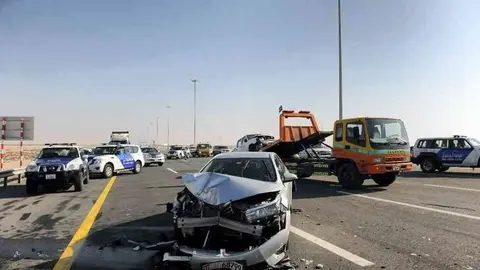 Un total de 44 vehículos se vieron implicados este martes en un enorme choque en cadena en Abu Dhabi a consecuencia de la niebla. (Policía Abu Dhabi)