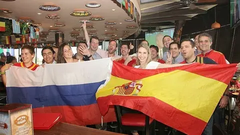Aficionados de España y de Rusia en el restaurante Casa de Tapas de Dubai. (EL CORREO)