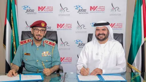 Mohamed Ahmed Al Marri y Mohammed Al Mualllem, firman el acuerdo entre Jafza y Gdrfa. (WAM)