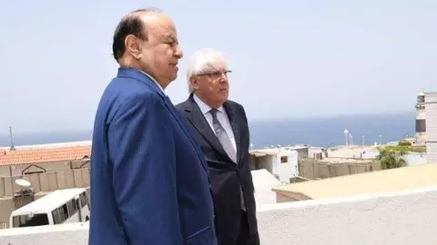 El presidente de Yemen junto al enviado de la ONU en Adén.
