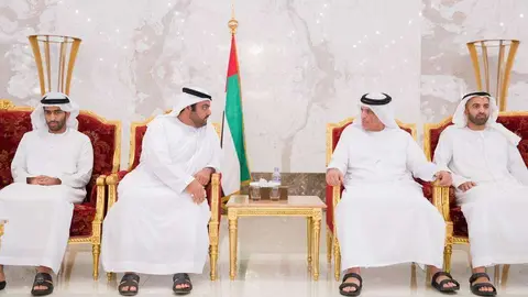  Sheikh Saud bin Saqr Al Qasimi recibe condolencias tras la muerte de Sheikh Hamad bin Mohammed Al Qasimi. (WAM)