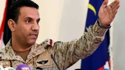 El portavoz de la coalición liderada por Arabia Saudita, Turki Al Malki, da una conferencia de prensa en la Base Aérea King Salman en Riyadh. (AFP)