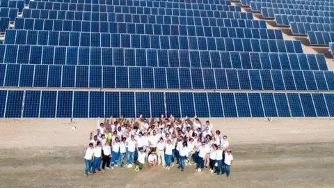 El equipo del proyecto en la planta solar situada en el desierto de Dubai.