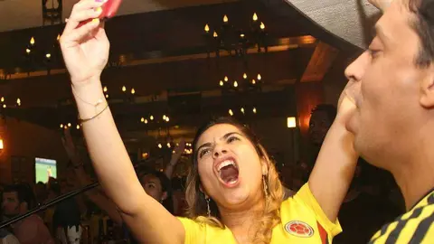 Liz Velandia grita a todo pulmón en honor del gol que el colombiano Jerry marcó a Inglaterra. (EL CORREO)