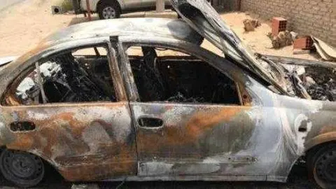 Estado en el que quedó el coche de la cajera.