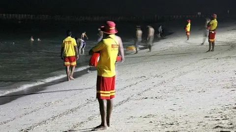 Socorristas vigilan la playa nocturna. (EL CORREO)