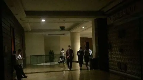 Una foto de Twitter del Mall of the Emirates en la oscuridad.