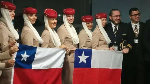 Parte de la tripulación que realizó el primer vuelo de Dubai a Chile.