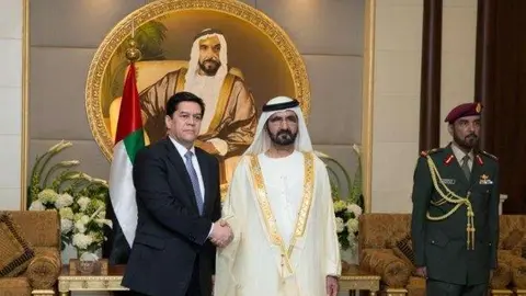El embajador de Honduras con el gobernante de Dubai.