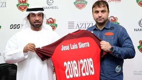 El chileno posa junto a un representante del club de Dubai.