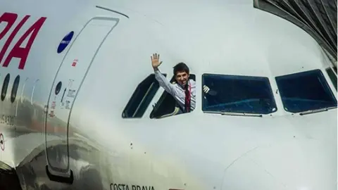 El piloto español en la cabina de un avión.