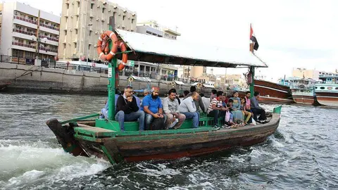 En abra por el Creek de Dubai camino del Zoco del Oro. (R. Pérez / EL CORREO)