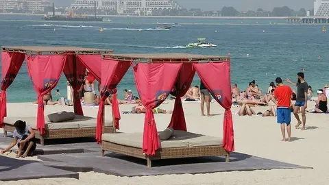 Playa pública de Jumeirah Beach Residence en Dubai. (R. Pérez / EL CORREO)