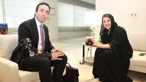 Reem Al Hashimy, ministra de Cooperación Internacional de EAU y directora general de la Expo 2020, muestra una flor de Ecuador que le entregó el ministro Pablo Campana durante su última visita a Emiratos Árabes. (EL CORREO)