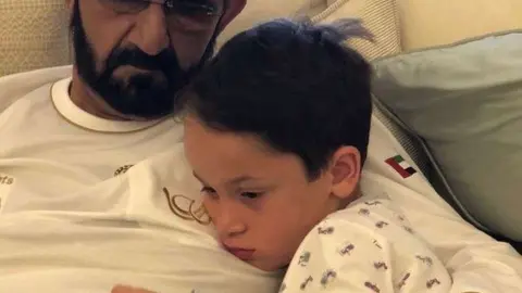 El gobernante de Dubai y su hijo menor el jeque Zayed.