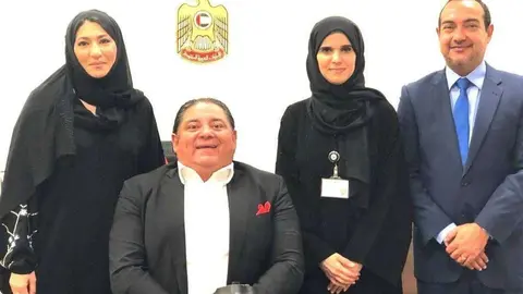 Mario Vallejo junto a Alsaghira Al Ahbabi -a su derecha- y otros representantes emiratíes y ecuatorianos. (Cedida)