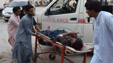 En la imagen de AFP, uno de los heridos tras el atentado en Pakistán.