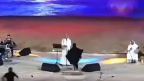 Una captura del vídeo del momento en que la saudí subre al escenario.