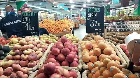 Paraguayos y melocotones españoles presiden la sección de frutas de los supermercados. (EL CORREO)