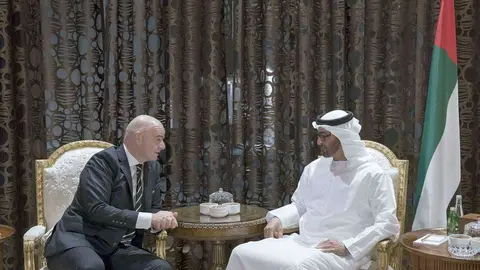El presidente de la FIFA, Gianni Infantino, se dirige a Sheikh Mohammed bin Zayed durante la recepción en el Palacio Al Shati de Abu Dhabi. (WAM)