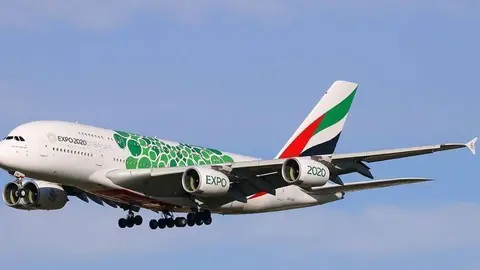 Un avión de Emirates en el cielo de Madrid.