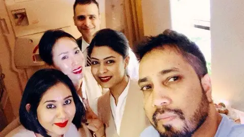 El cantante subio a Twitter un selfie con la tripulación de Emirates.