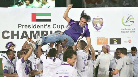 Zlatko Dalic es lanzado al aire por los jugadores del Al Ain tras ganar la Copa Presidente en Emiratos Árabes. (Arabian Business)