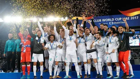 Alegría del los jugadores del Real Madrid tras recibir en Abu Dhabi la copa de campeones del Mundial de Clubes 2018. (www.realmadrid.com)