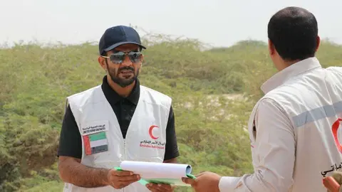 Representantes de la Media Luna Roja supervisan los proyectos en Shabwa. (WAM)
