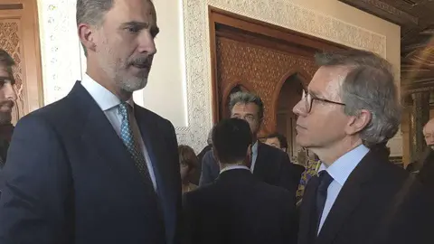 Felipe VI conversa con Bernardino León, director general de la Academia Diplomática de Emiratos. (WAM)