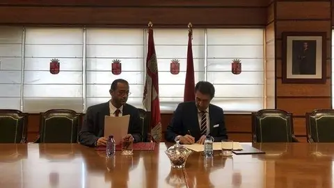 Un momento de la firma del protocolo entre España y Abu Dhabi.