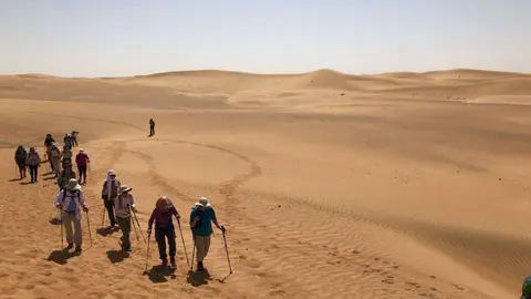 Las mujeres en la inmensidad del desierto de Abu Dhabi. (EL CORREO)