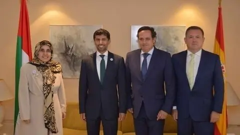 La embajadora de EAU en España y el ministro de Energía de EAU junto a representantes españoles de la CEOE.
