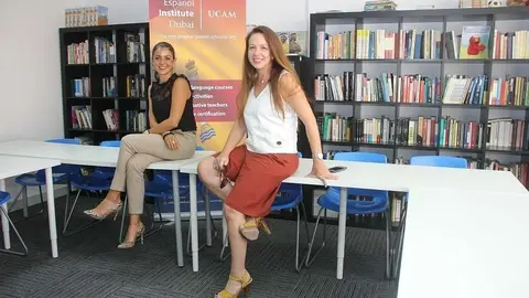 Soledad Blanco, directora de Instituto Español UCAM Dubai -izquierda-, y Carolina Carrillo, en la sede del centro. (EL CORREO)