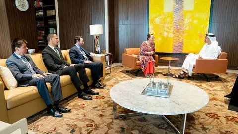 Embajadores y diplomáticos hispanos en Abu Dhabi de México, Colombia, Chile y Perú, junto al ministro de Exteriores de EAU. (WAM)