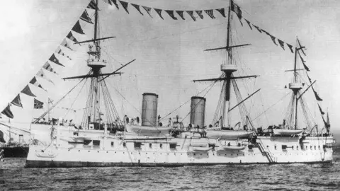 El barco de guerra ruso Dmitri Donskoi antes de su hundimiento.