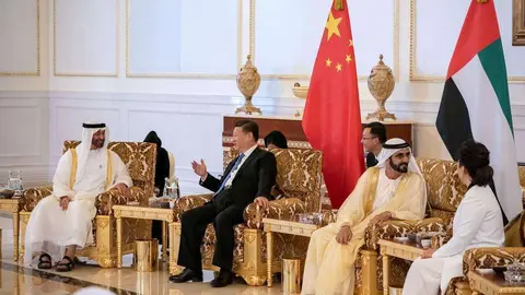 El jeque Mohammed bin Rashid dialoga con Peng Liyuan mientras el jeque Mohammed bin Zayed conversa con el presidente chino,  Xi Jinping. 