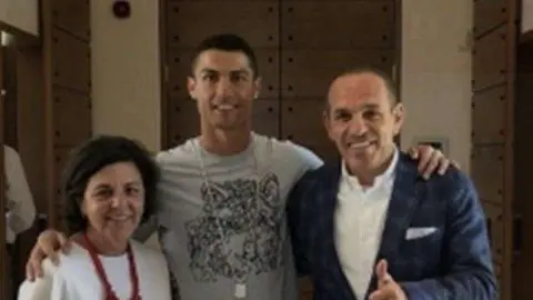 La foto de Instagram de Ronaldo con los hoteleros griegos.