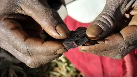 En la imagen de Reuters, una herramienta utilizada en la mutilación genital femenina.