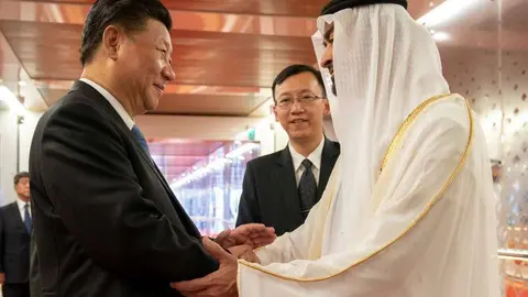 El presidente chino junto al jeque Mohamed bin Zayed. (WAM)