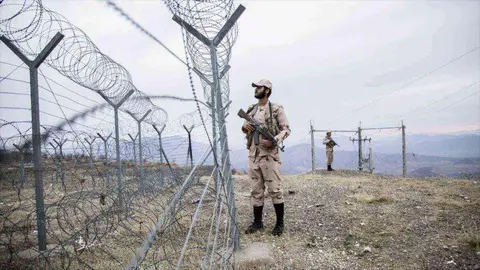 Dos guardias fronterizos iraníes.
