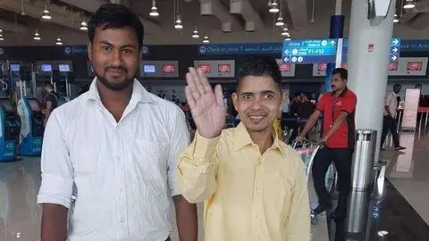 A la derecha de la imagen el trabajador indio accidentado.