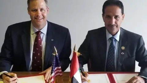 James Jim Bridenstine, administrador de la NASA, y Mohammed Al Ahbabi, director general de la Agencia Espacial de EAU, durante la firma del memorando. (WAM) 