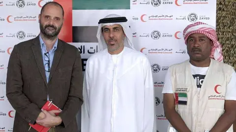 Los responsables de las oficinas humanitarias de la ONU y Emiratos, reunidos en Adén. (WAM)